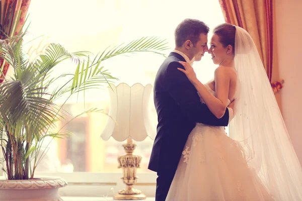 Bruid en bruidegom in het hotel — Stockfoto