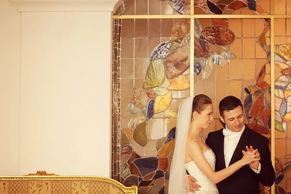 Nevěsta a ženich se drží za ruce — Stock fotografie