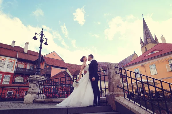 Bride and groom in the city — Stock Photo, Image