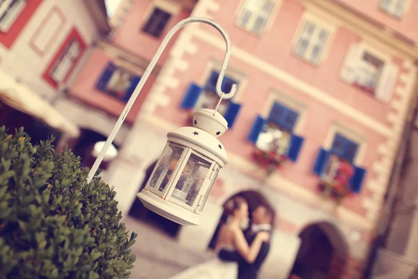 Street light with bride and groom as a silhouettes — Stock Photo, Image