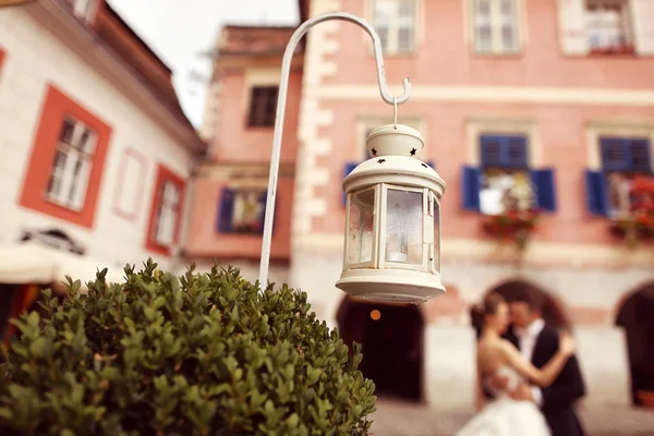 Street light with bride and groom as a silhouettes — Stock Photo, Image