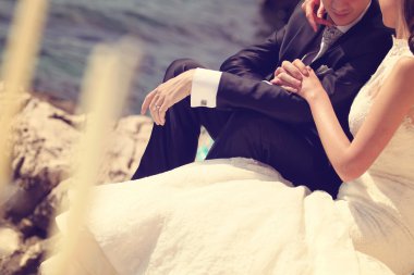 Gelin ve damat el ele tutuşuyorlar.