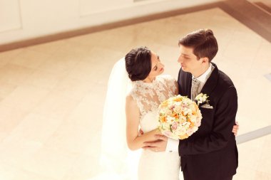 Gelin ve damat birbirine bakarak