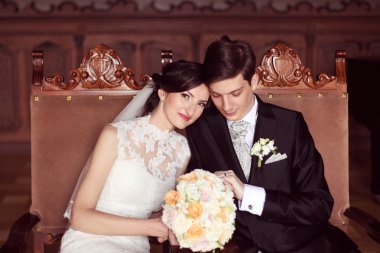 Gelin ve damat Kraliyet sandalyelere oturan