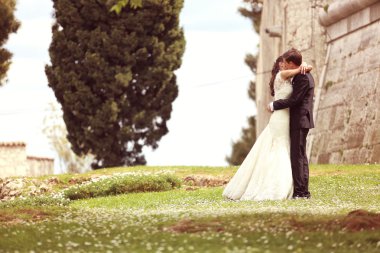 Gelin ve damat el ele tutuşuyorlar.