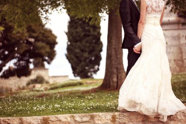 Gelin ve damat el ele tutuşarak kapat