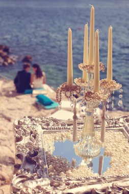 Mum içinde belgili tanımlık geçmiş gelin çiftle