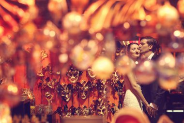 Gelin ve damat kucaklıyor