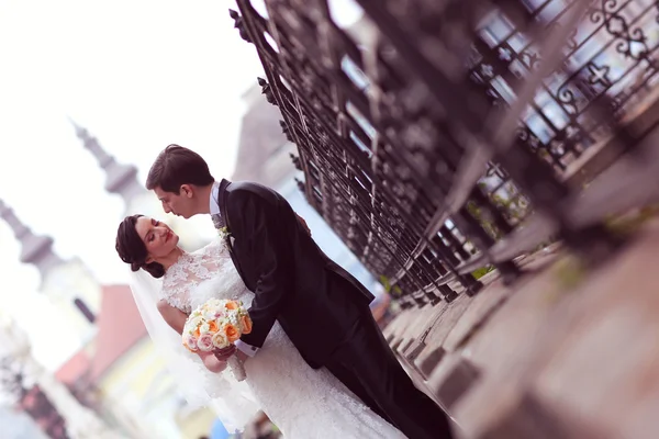 Noiva e noivo na cidade — Fotografia de Stock