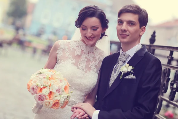 Bruid en bruidegom in de stad — Stockfoto