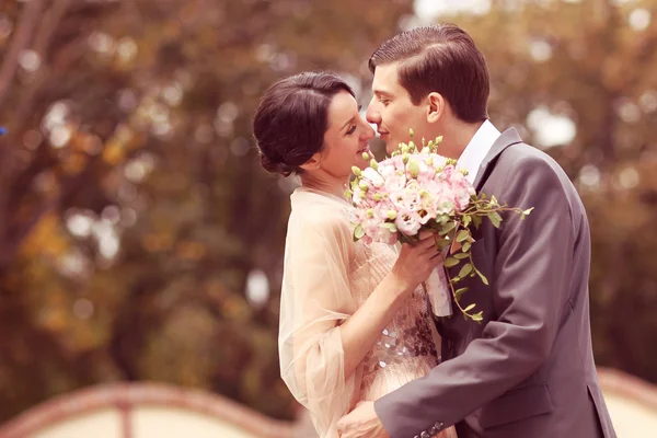 Bridal couple kissing — Stock Photo, Image