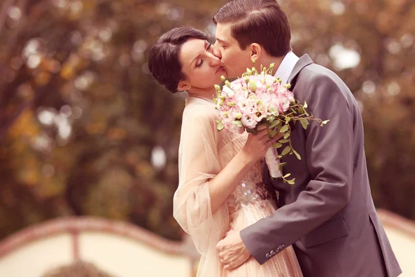 Bridal couple kissing — Stock Photo, Image