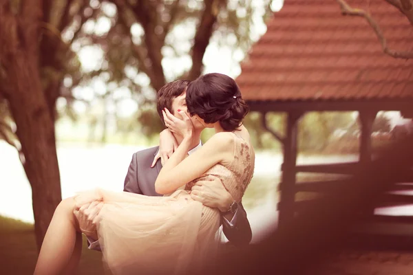 Pareja alegre en el parque — Foto de Stock