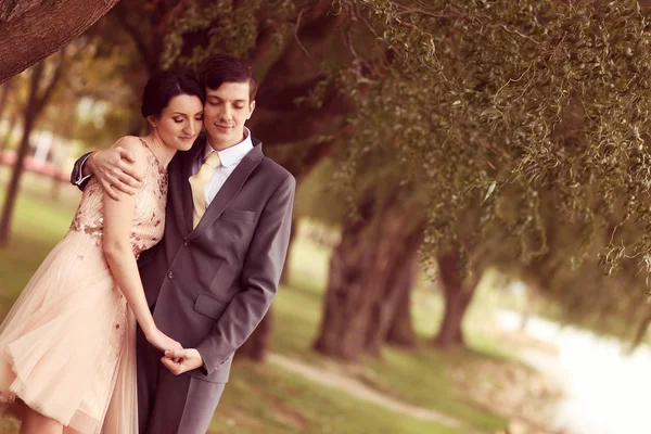 Casal alegre no parque — Fotografia de Stock