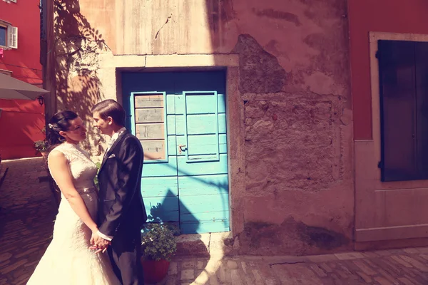 Sposa e sposo per le strade — Foto Stock