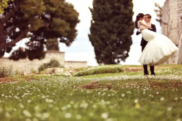 Novia y novio abrazando —  Fotos de Stock