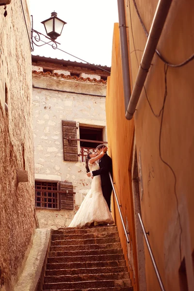 Bride and groom on stairs — Stock Photo, Image