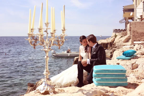 Свечи с женихом и невестой на заднем плане — стоковое фото