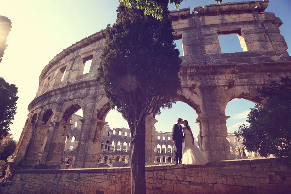 Bruid en bruidegom op Colosseum, Rome — Stockfoto