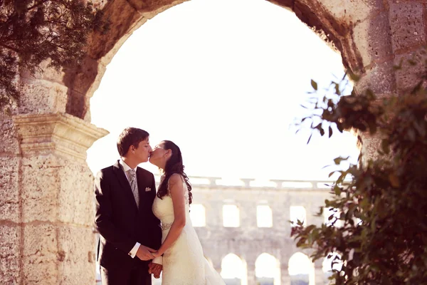 Brud och brudgum kyssas — Stockfoto