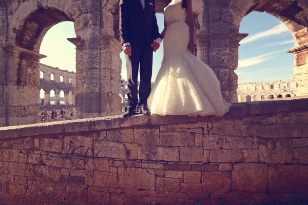 Noiva e noivo no Coliseu, Roma — Fotografia de Stock