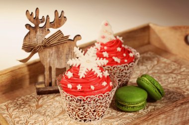 Bademli kurabiye ve rainderr ile kırmızı cupcakes