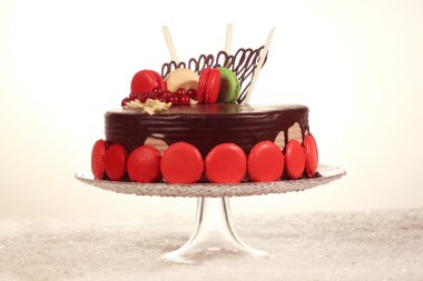 Çikolatalı kek kurabiye ile dekore edilmiş