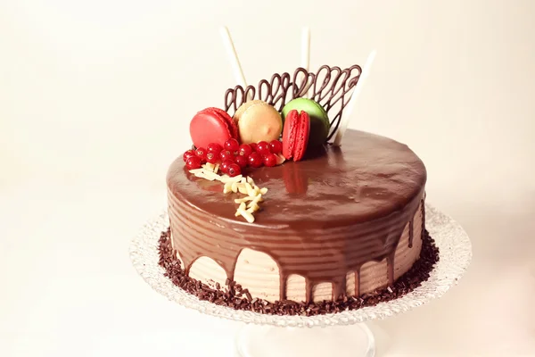 Schokoladenkuchen mit Makronen dekoriert — Stockfoto