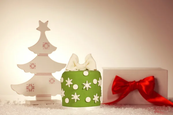 Zelená vánoční dort s vánoční strom dekorace — Stock fotografie