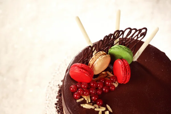 Schokoladenkuchen mit Makronen dekoriert — Stockfoto