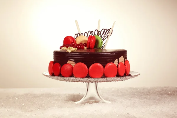 巧克力蛋糕装饰着杏仁饼 — 图库照片