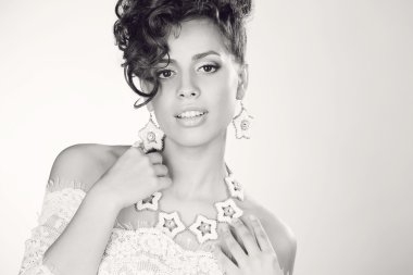 Güzel bir kadının siyah beyaz portresi.