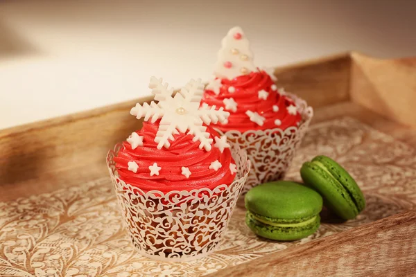 Rote Cupcakes und grüne Makronen — Stockfoto