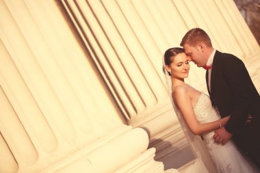 Gelin ve damat sütunları yakınındaki