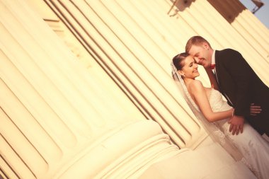 Gelin ve damat sütunları yakınındaki