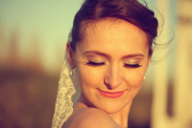 Kapalı gözlerle güzel gelin