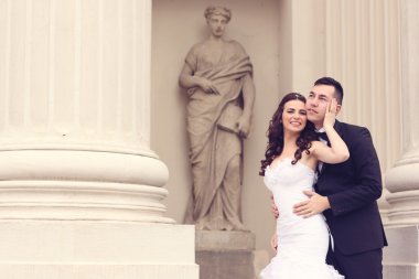 Gelin ve damat yakınındaki beyaz sütun