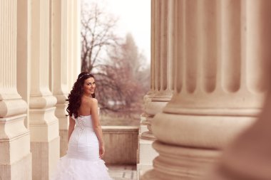 Mimari yerde poz gelin