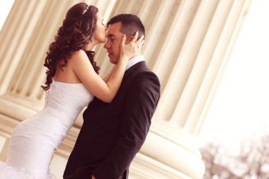 Gelin ve damat yakınındaki beyaz sütun