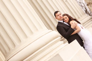 Gelin ve damat yakınındaki beyaz sütun