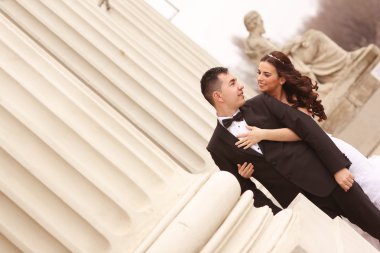 Gelin ve damat yakınındaki beyaz sütun