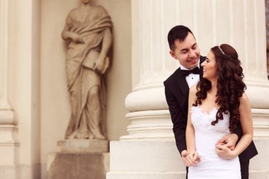 Gelin ve damat yakınındaki beyaz sütun
