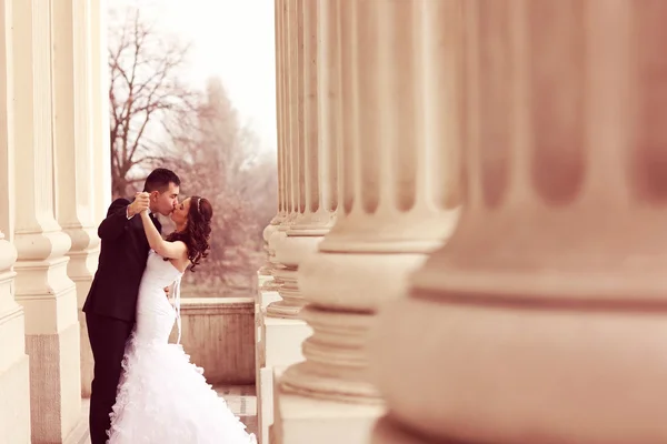 Bride and groom dancing — Stock Photo, Image