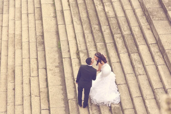 Bride and groom on stairs — Stock Photo, Image