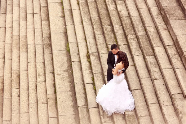 Bride and groom on stairs — Stock Photo, Image