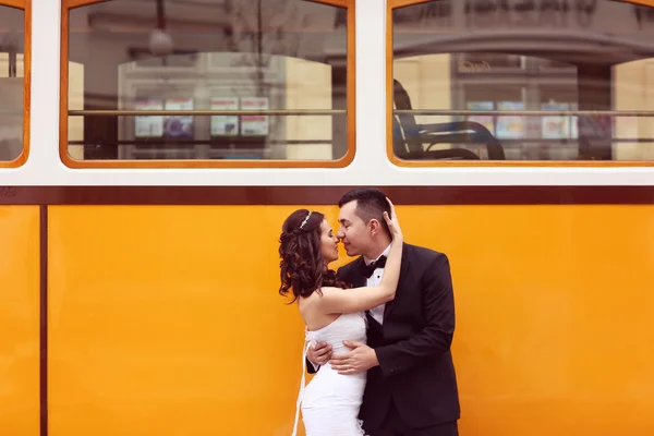 Bruden och brudgummen nära spårvagn — Stockfoto