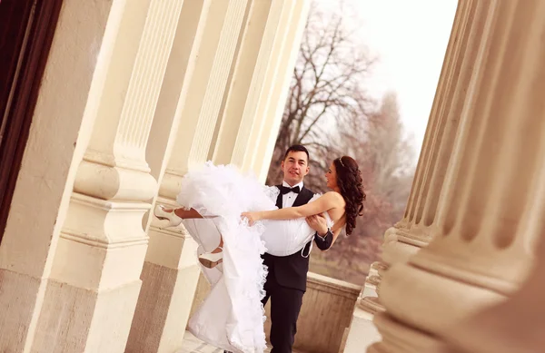 Bride and groom having fun — Stock Photo, Image