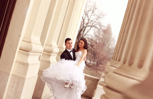 Bruden och brudgummen ha kul — Stockfoto