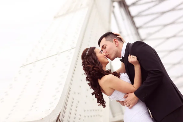 Mariée et marié sur un pont — Photo