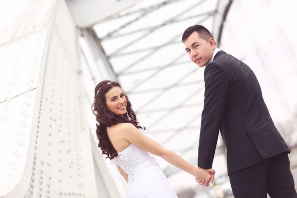 Mariée et marié sur un pont — Photo